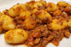 gnocchi-o-tagliatelle-al-ragu-di-cinghiale-01_ridimensiona