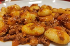 gnocchi-o-tagliatelle-al-ragu-di-cinghiale-03_ridimensiona-1