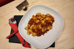 gnocchi-o-tagliatelle-al-ragu-di-cinghiale-servito-02_ridimensiona