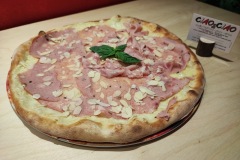 pizza-cinghialata-servita-01_ridimensiona